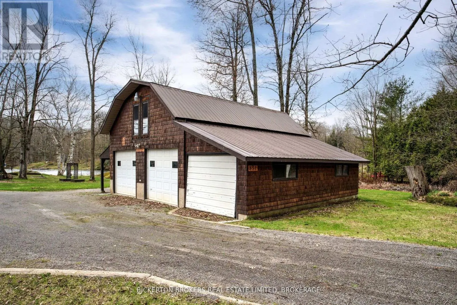 851 RIDEAUWOOD LANE