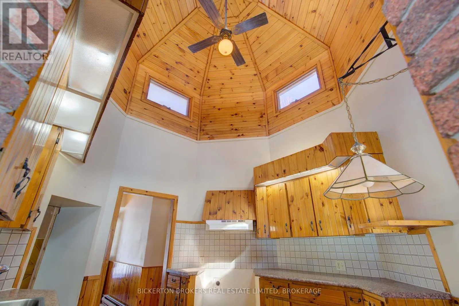 851 RIDEAUWOOD LANE