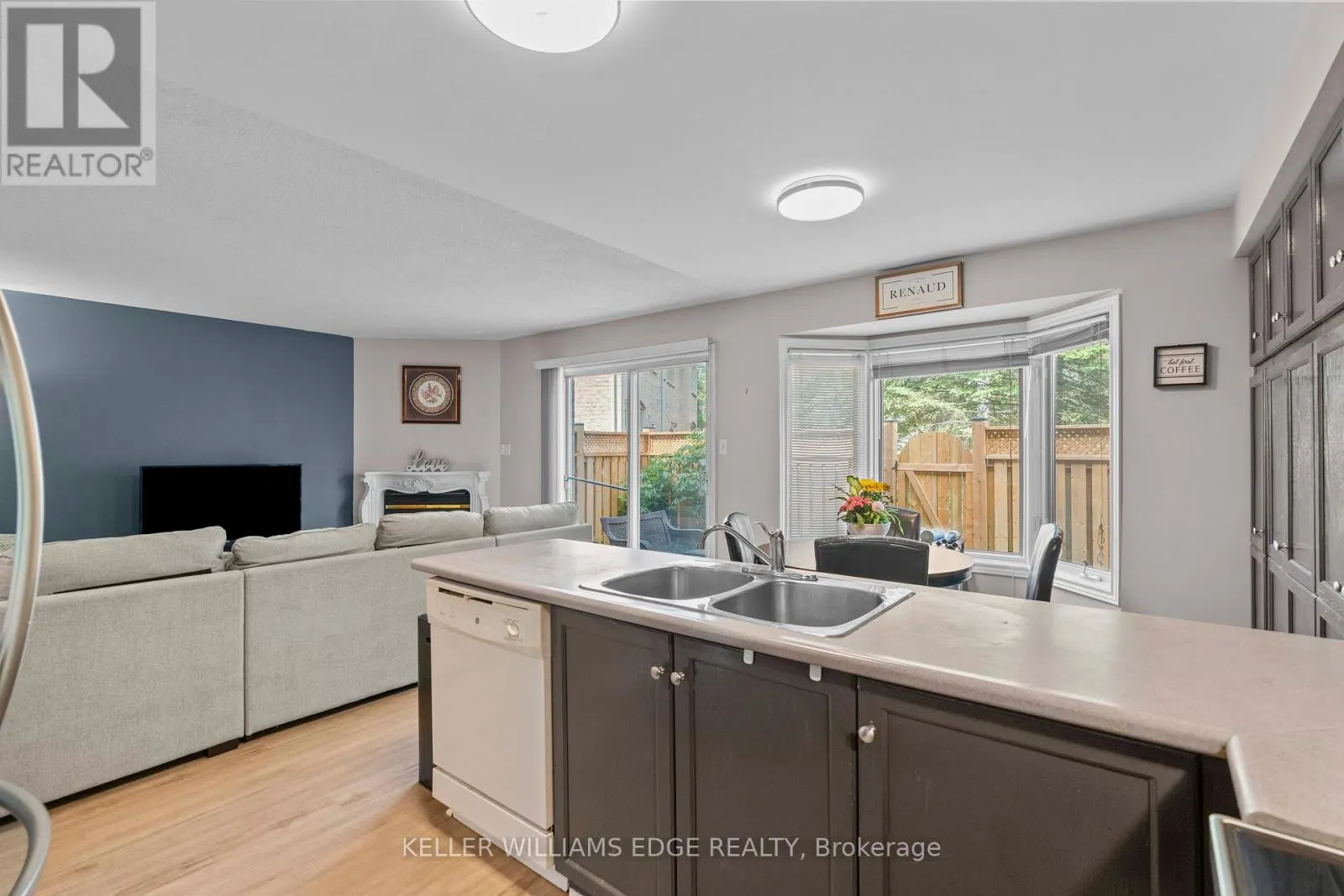 10 - 320 HAMILTON DRIVE