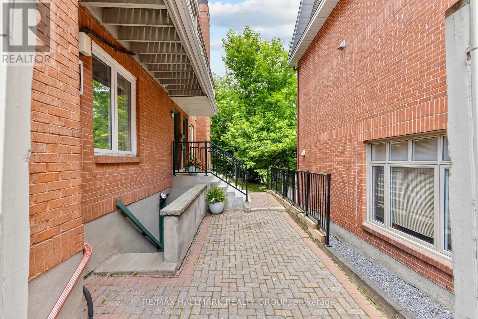 2 - 19 MONTCALM STREET