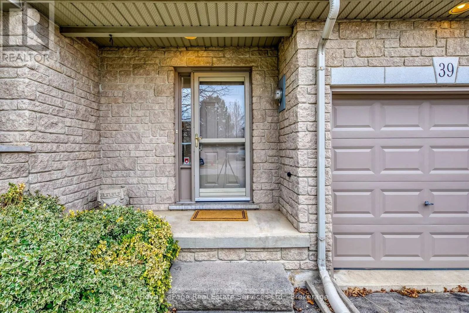 39 FOXBOROUGH DRIVE