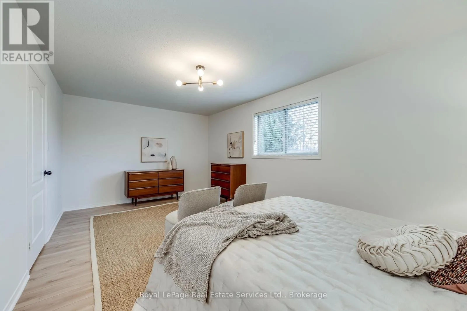 39 FOXBOROUGH DRIVE