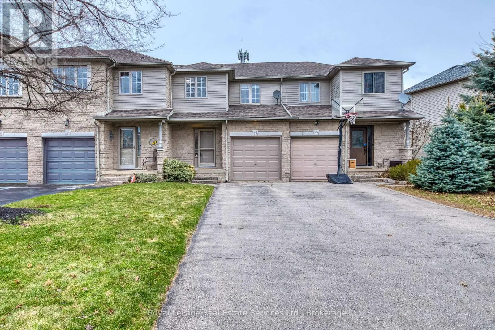 39 FOXBOROUGH DRIVE