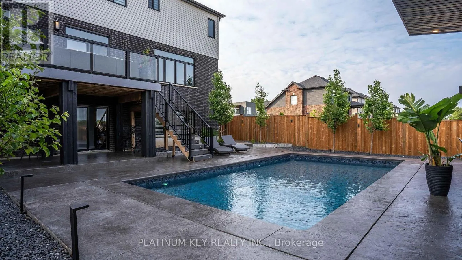 83 DAVENTRY WAY