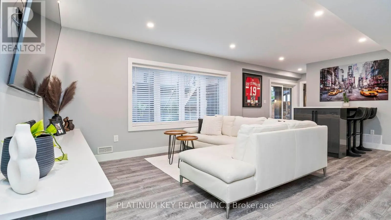 83 DAVENTRY WAY