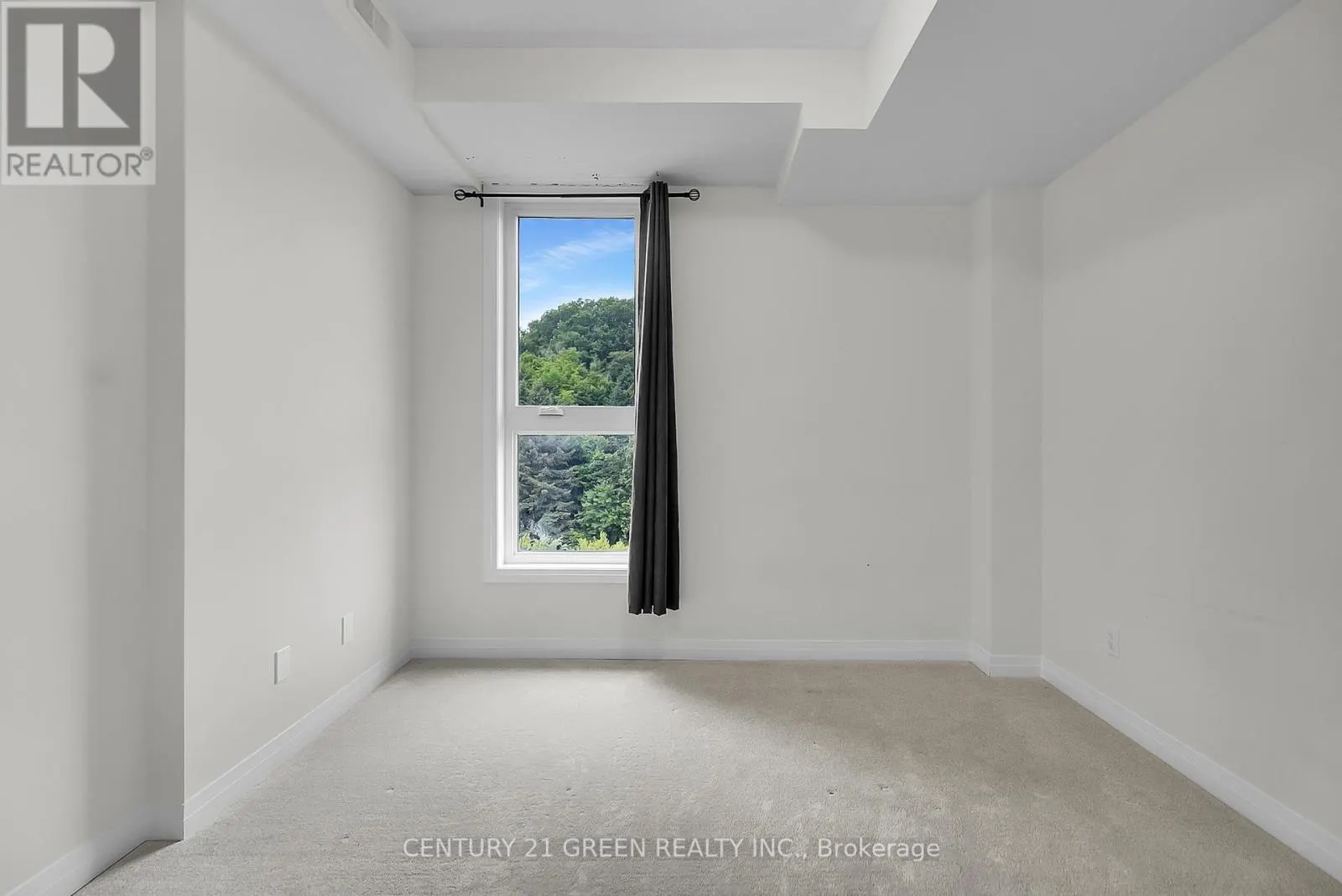 32 - 261 WOODBINE AVENUE