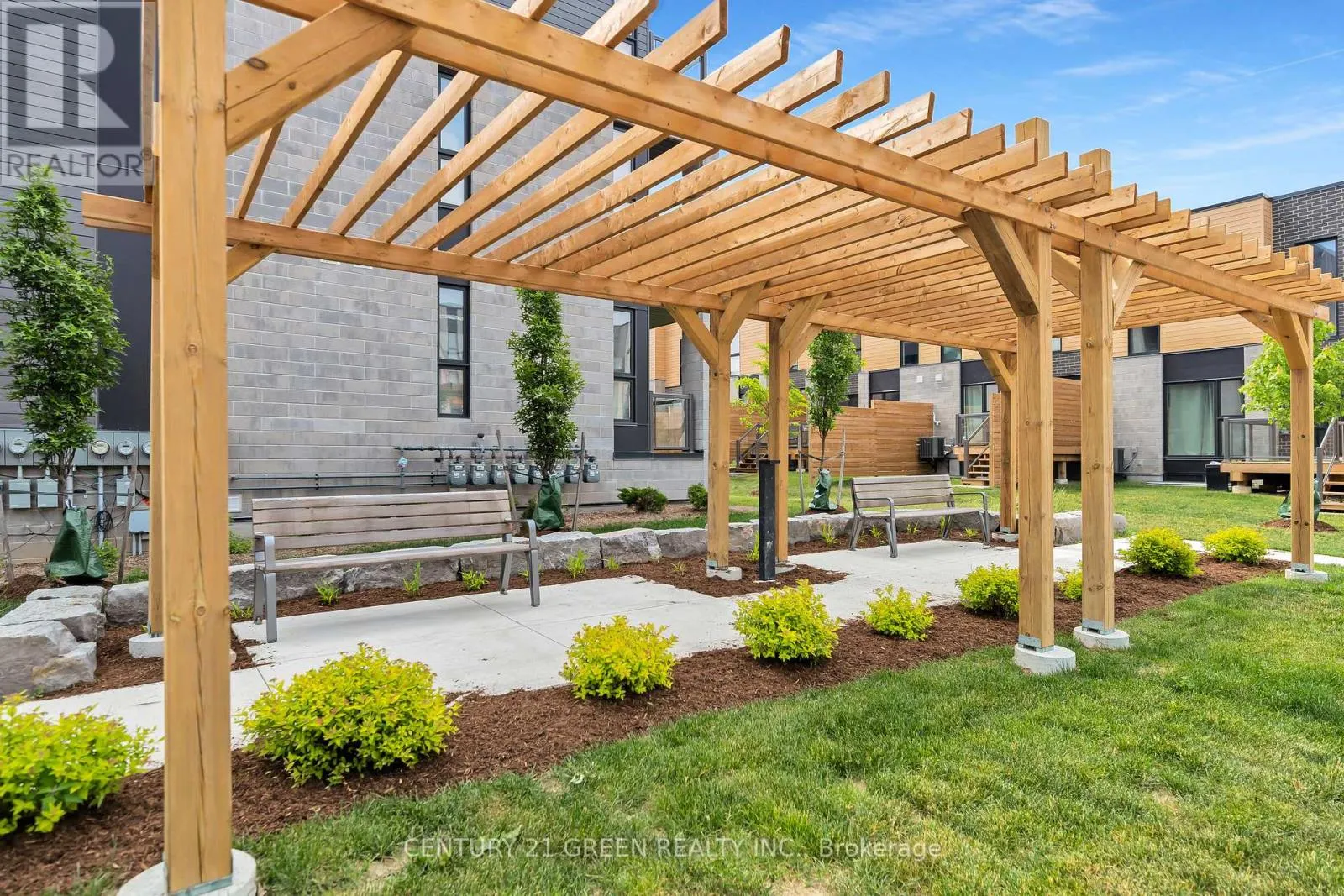 32 - 261 WOODBINE AVENUE