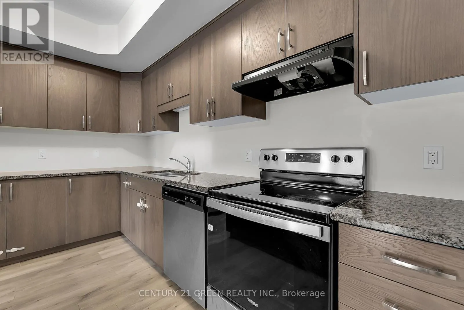 32 - 261 WOODBINE AVENUE