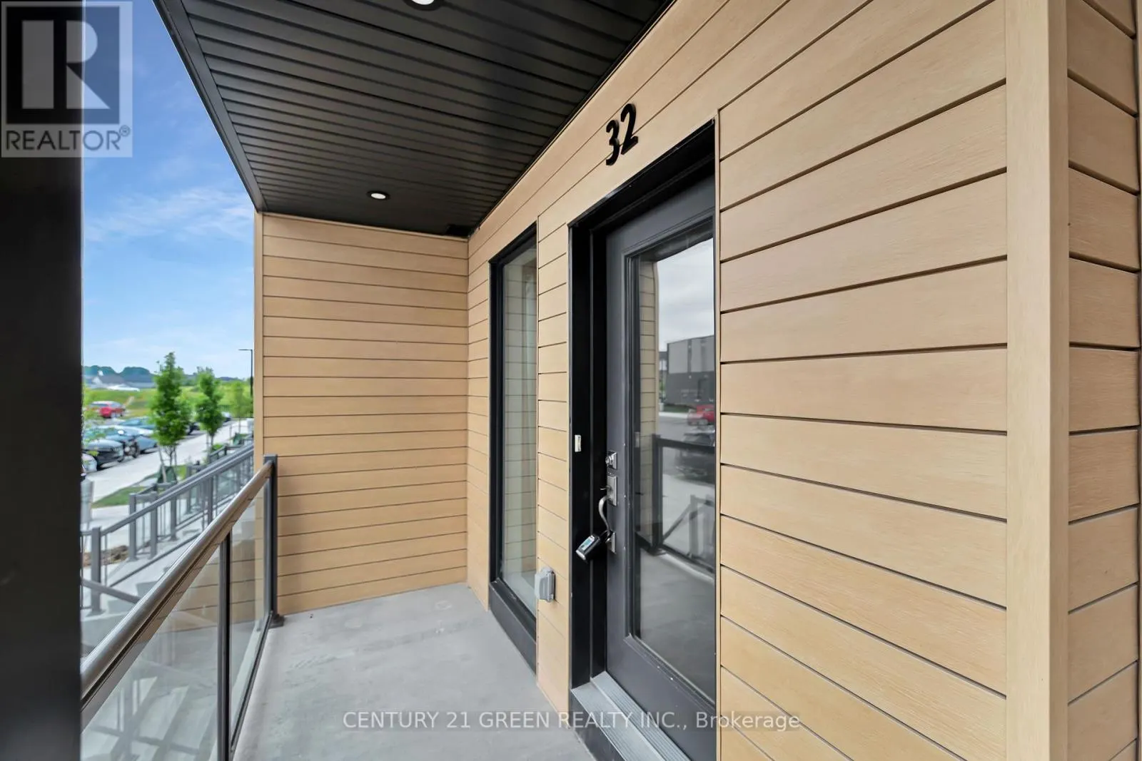 32 - 261 WOODBINE AVENUE