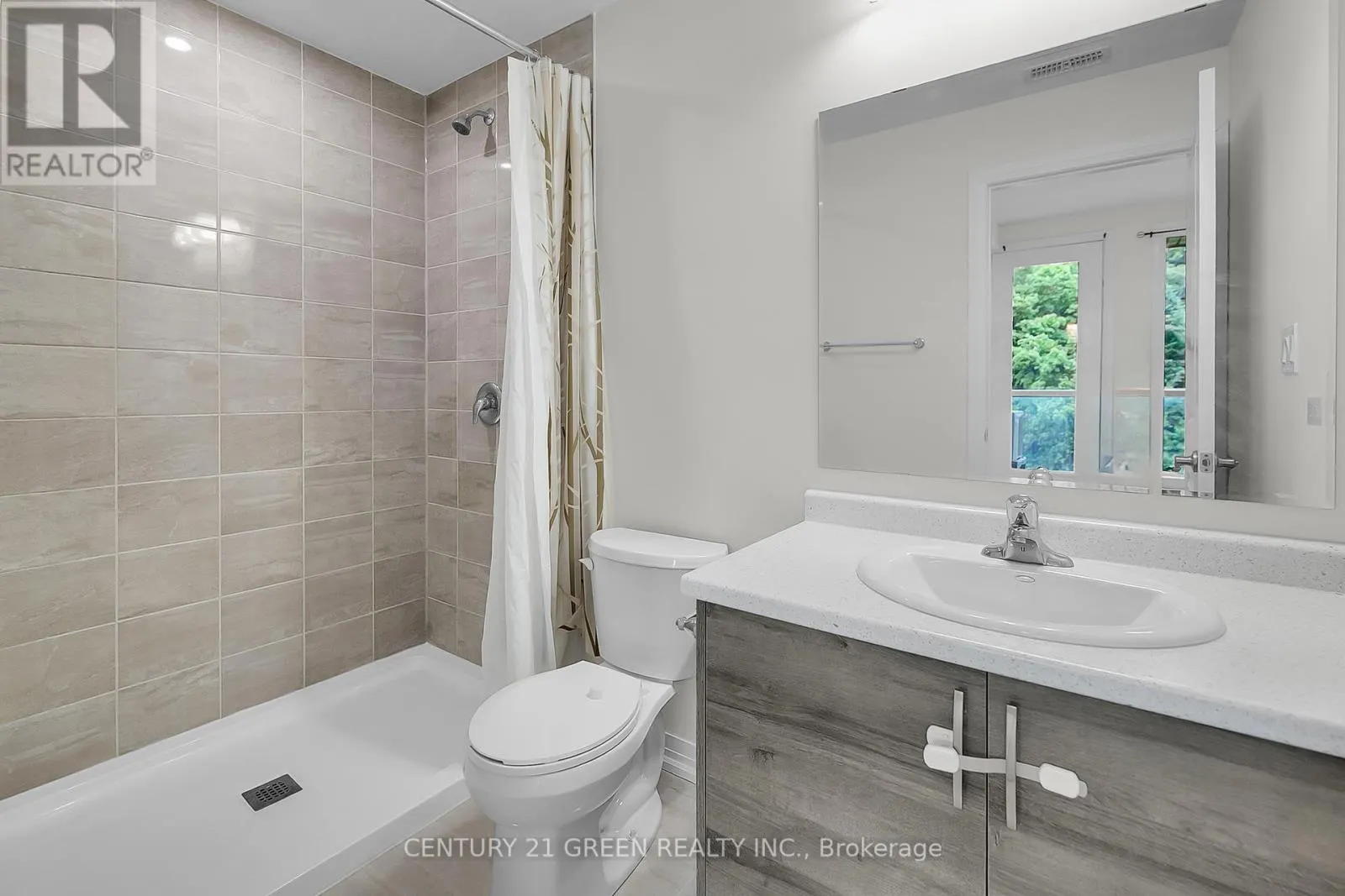 32 - 261 WOODBINE AVENUE