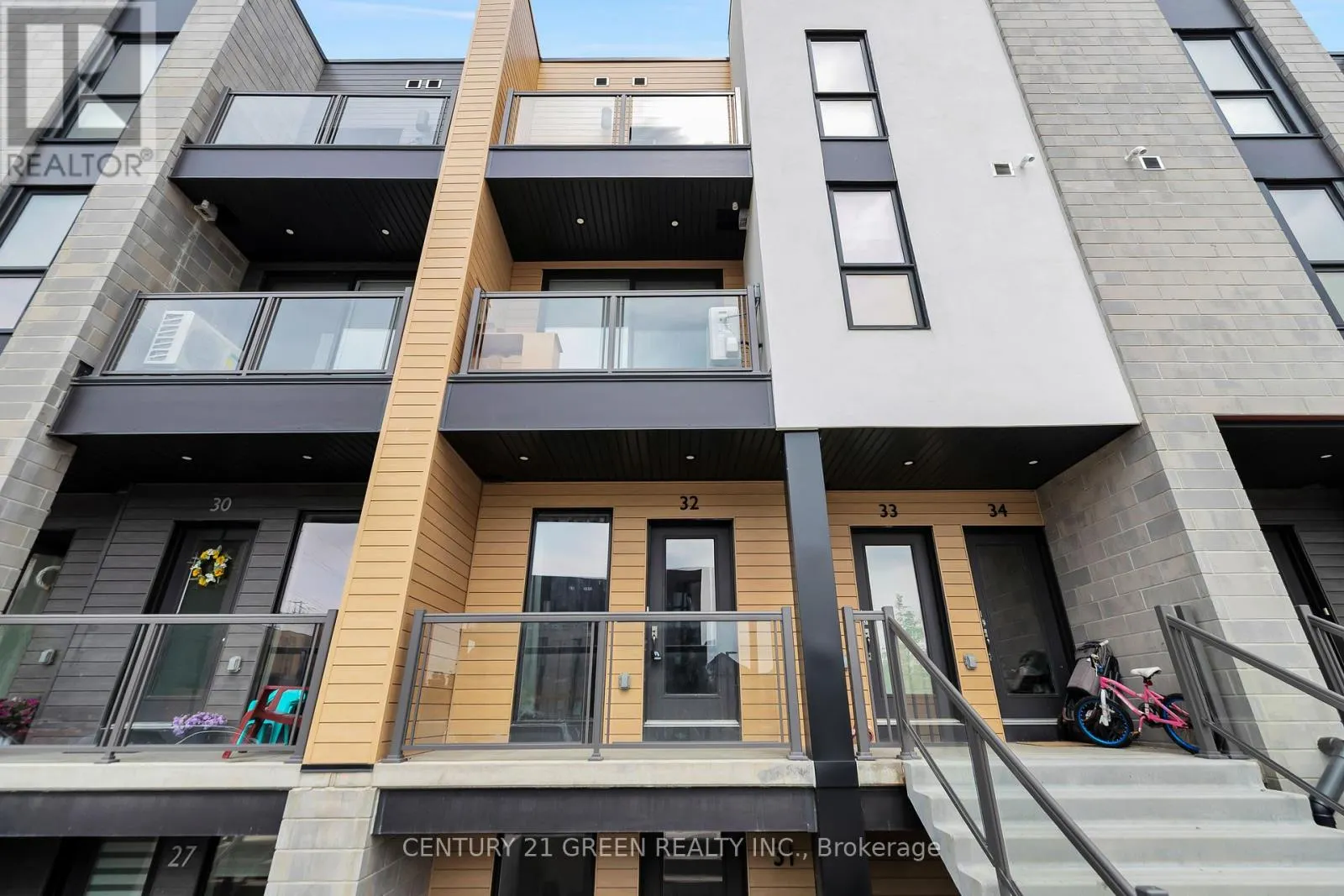 32 - 261 WOODBINE AVENUE