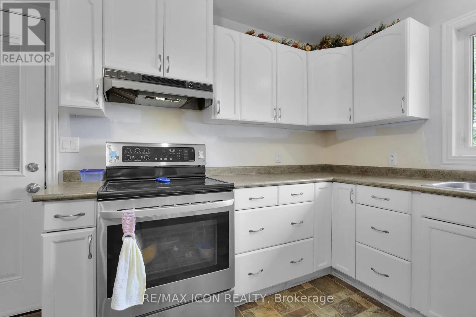 103 BROCK STREET E