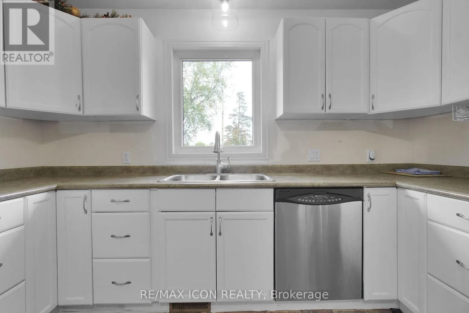 103 BROCK STREET E