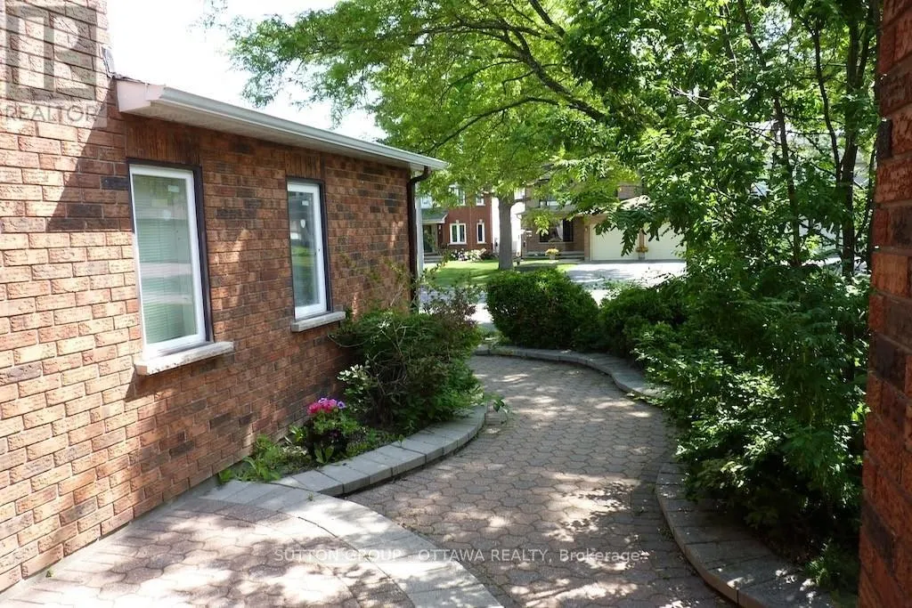 32 CELLINI COURT W