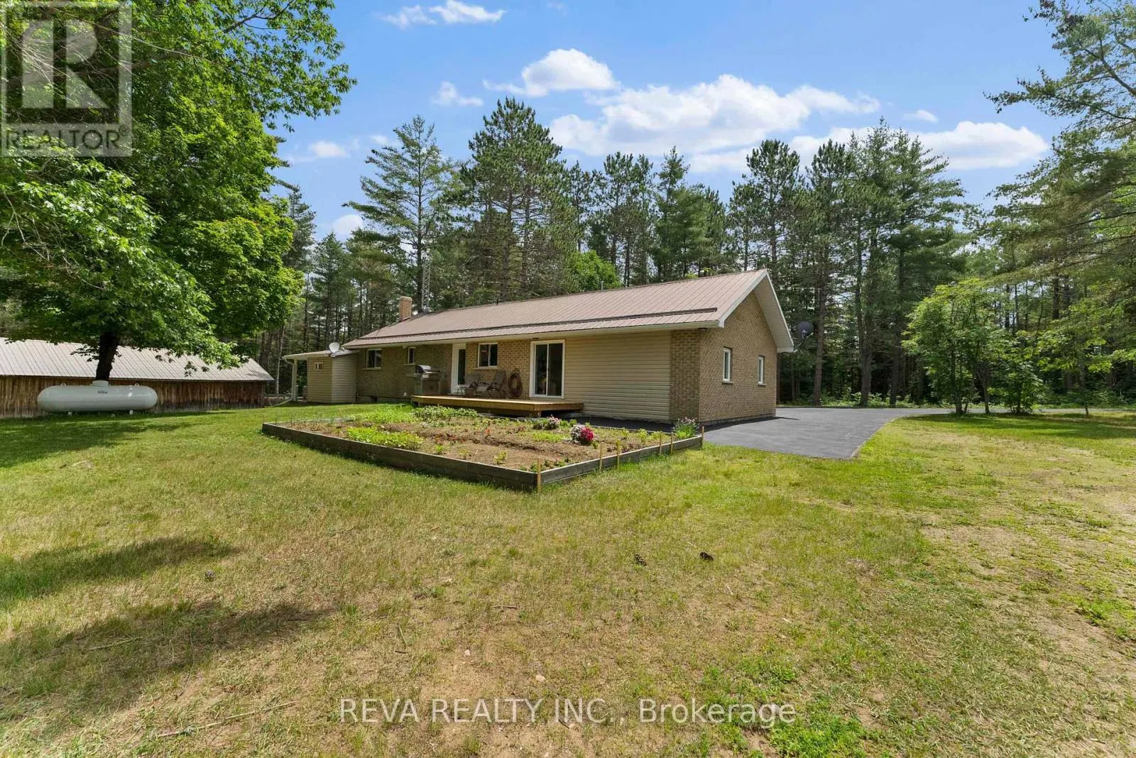 32 PAPINEAU LAKE ROAD