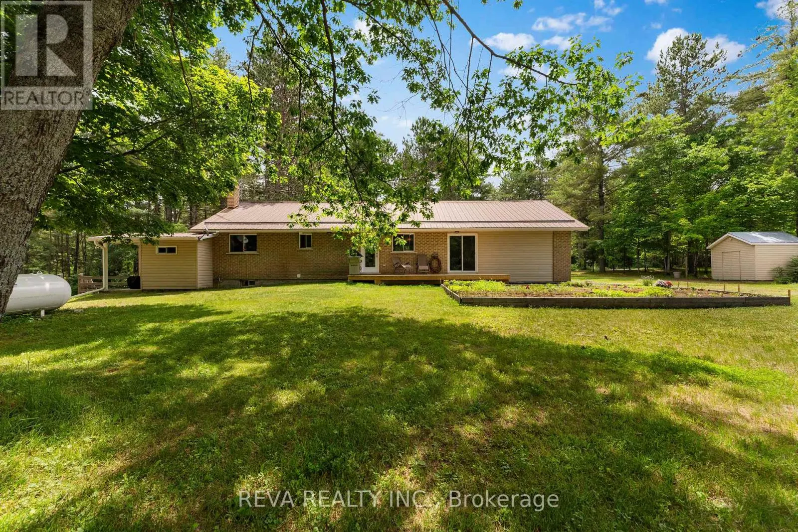 32 PAPINEAU LAKE ROAD