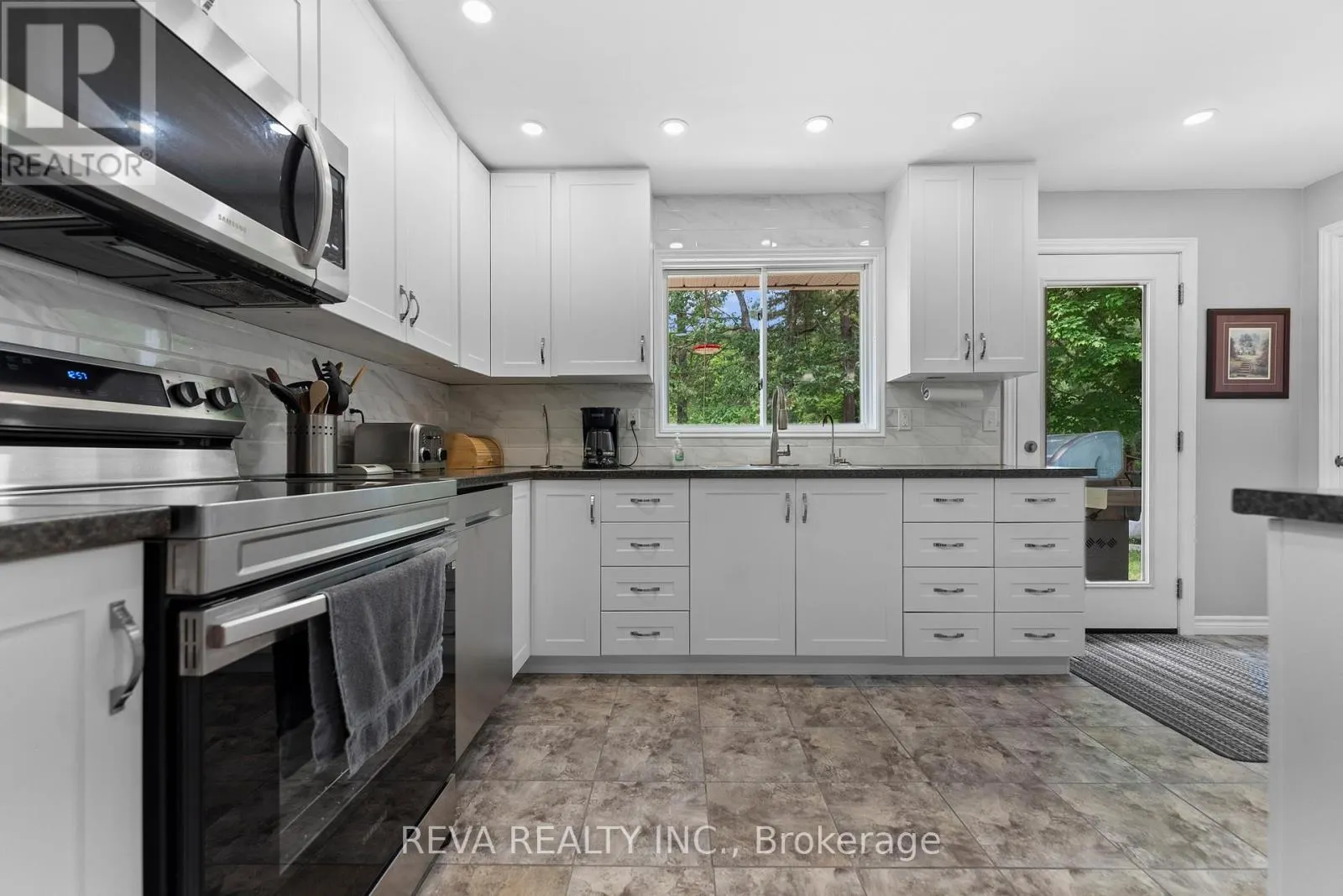 32 PAPINEAU LAKE ROAD