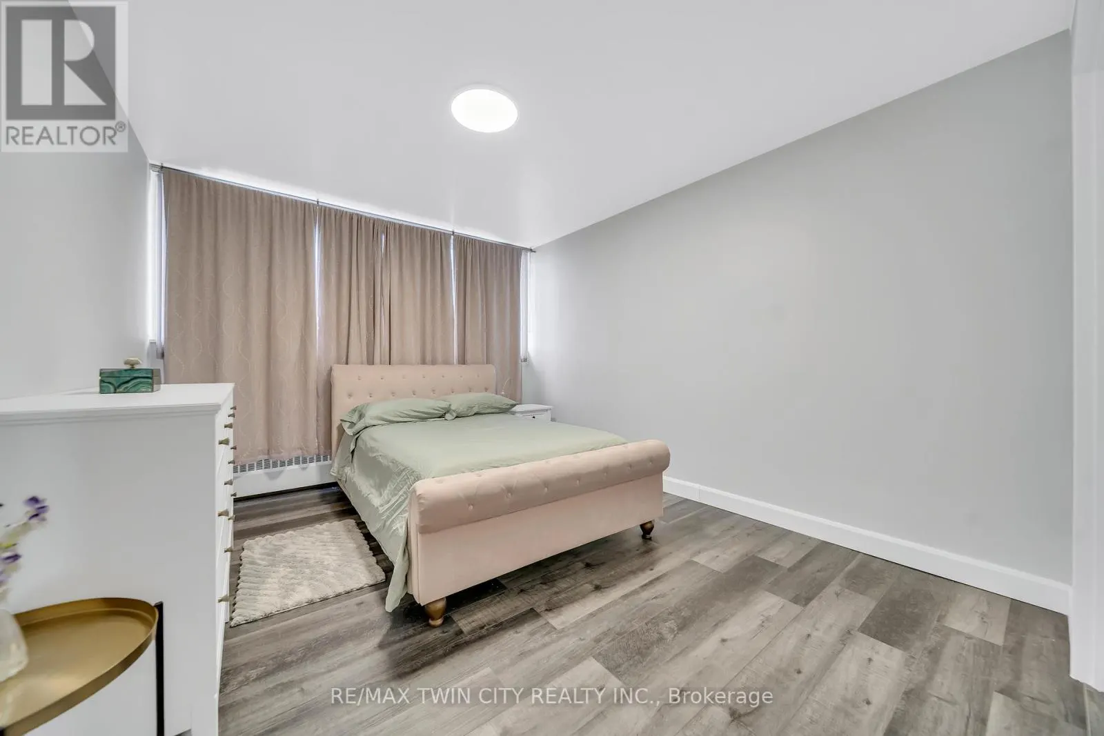 701 - 24 MIDLAND DRIVE