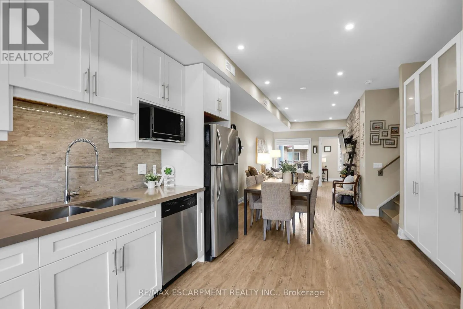 4 - 39 ROBINSON STREET N