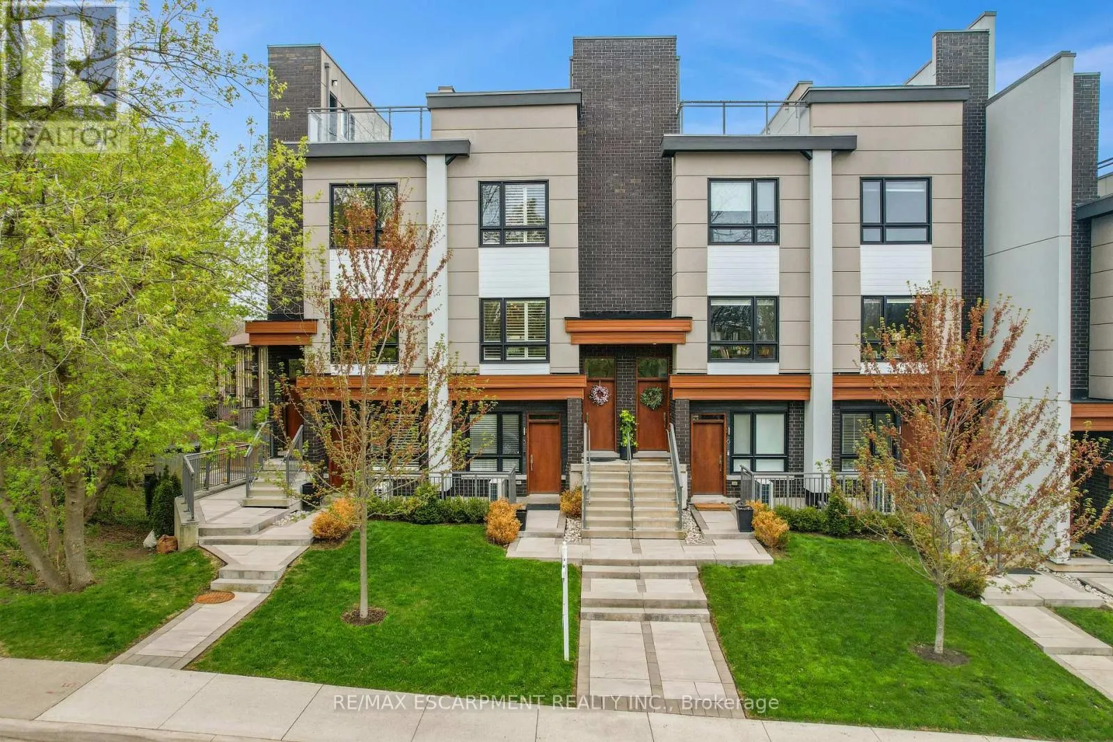4 - 39 ROBINSON STREET N