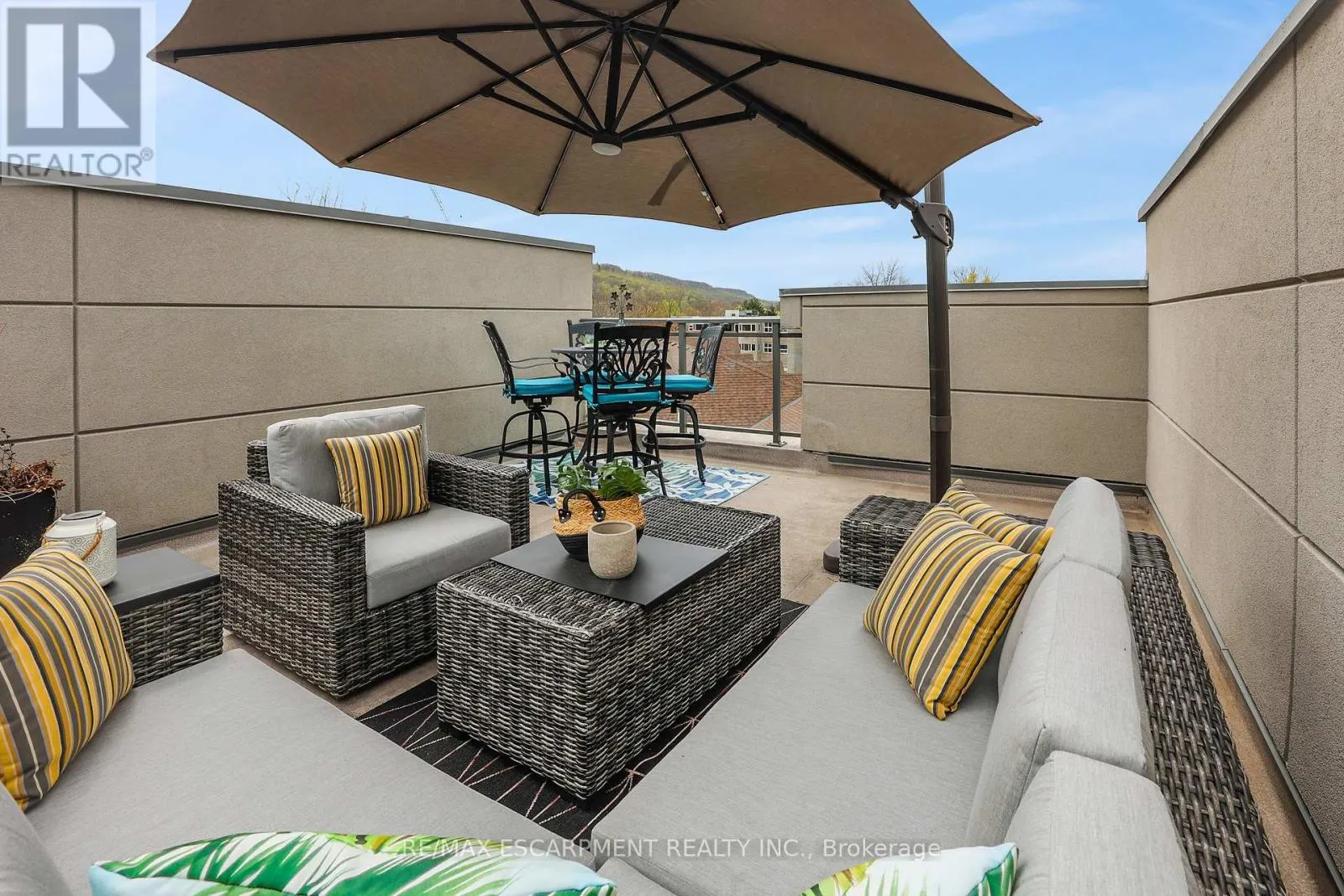 4 - 39 ROBINSON STREET N