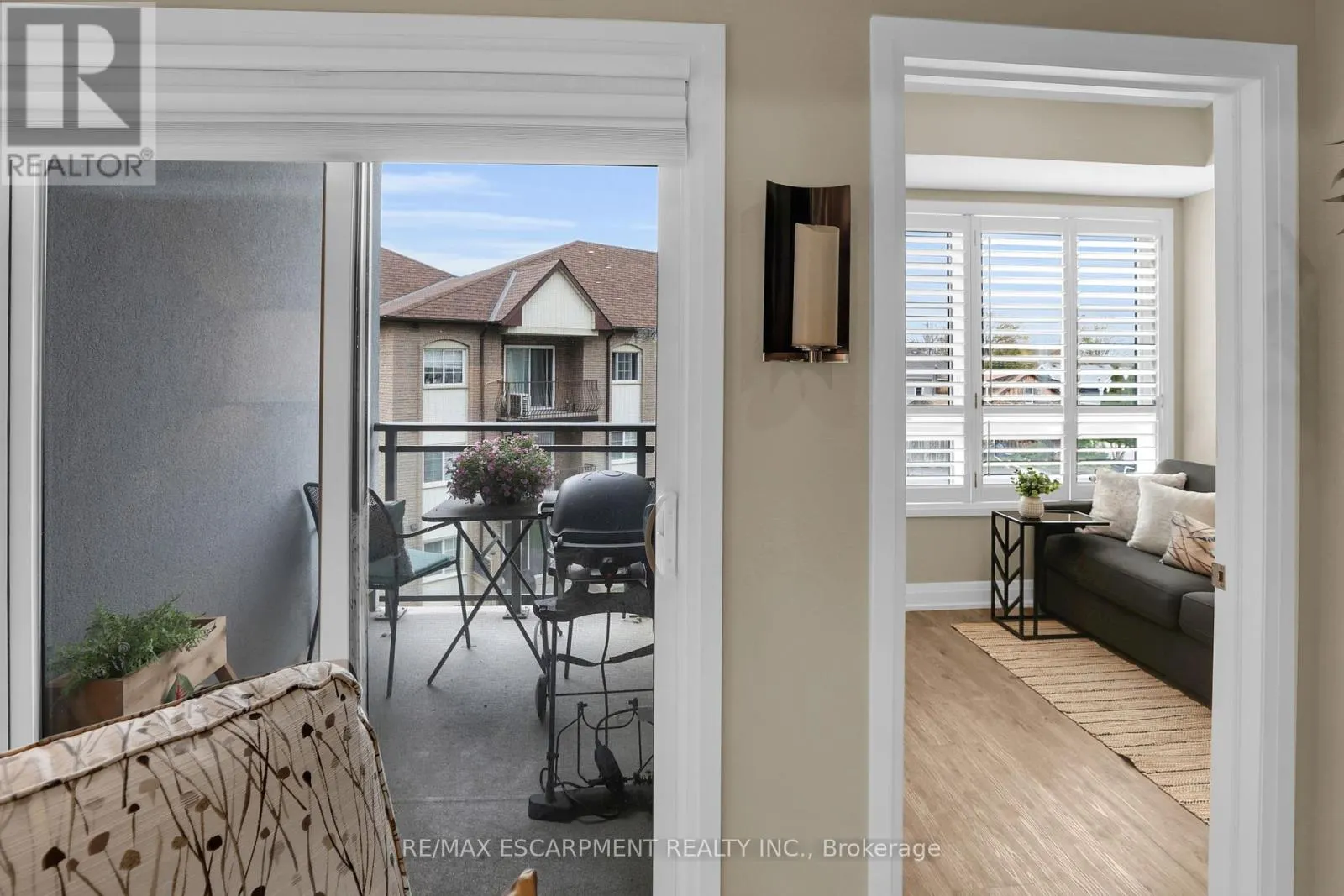 4 - 39 ROBINSON STREET N