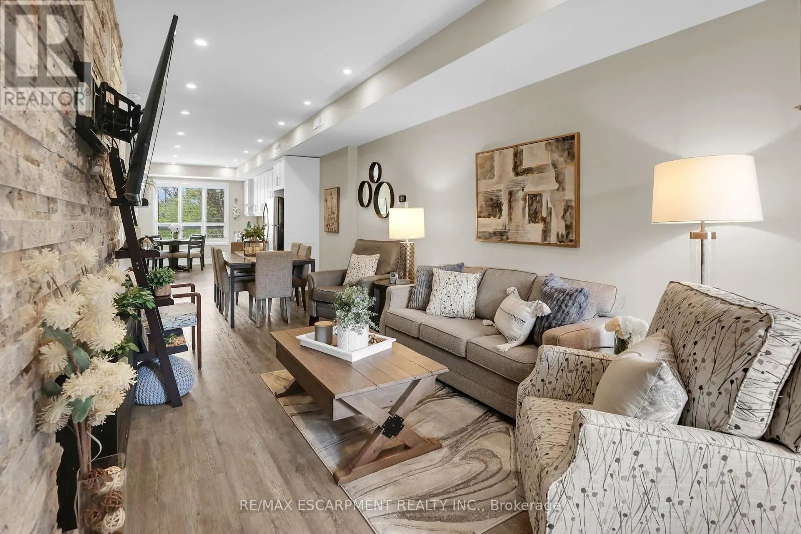 4 - 39 ROBINSON STREET N