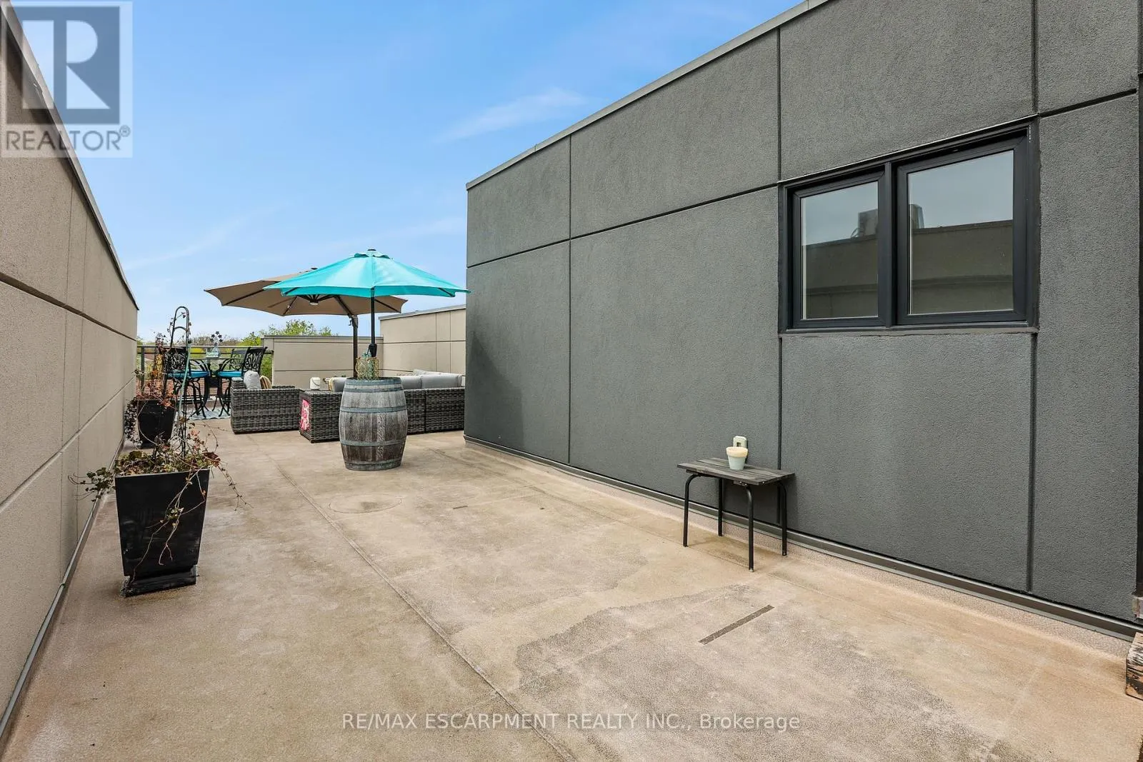 4 - 39 ROBINSON STREET N