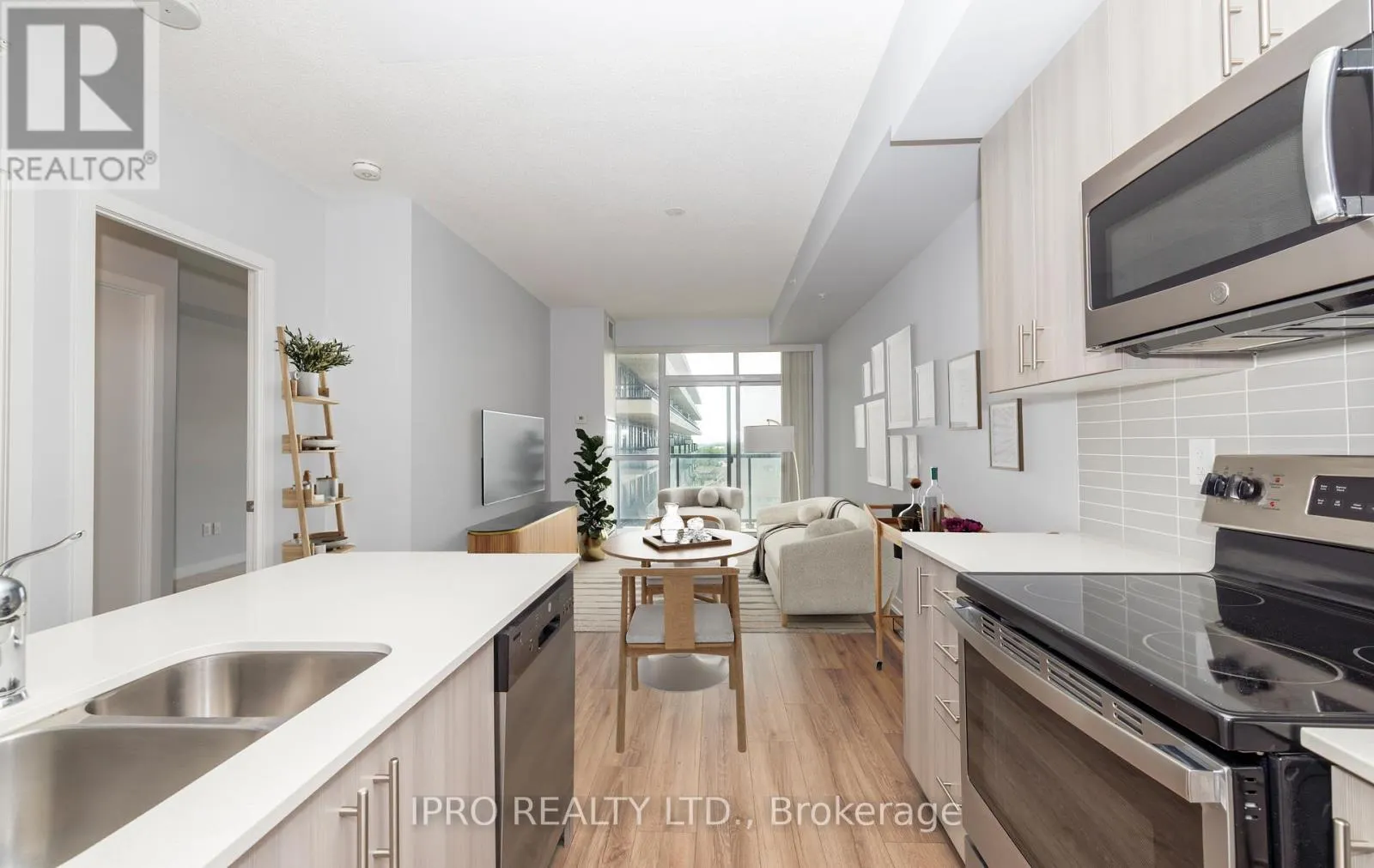 703 - 550 NORTH SERVICE ROAD