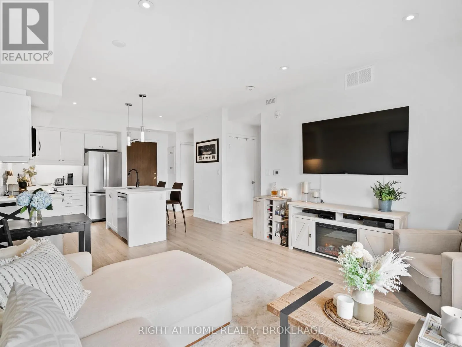 503 - 16 MARKLE CRESCENT