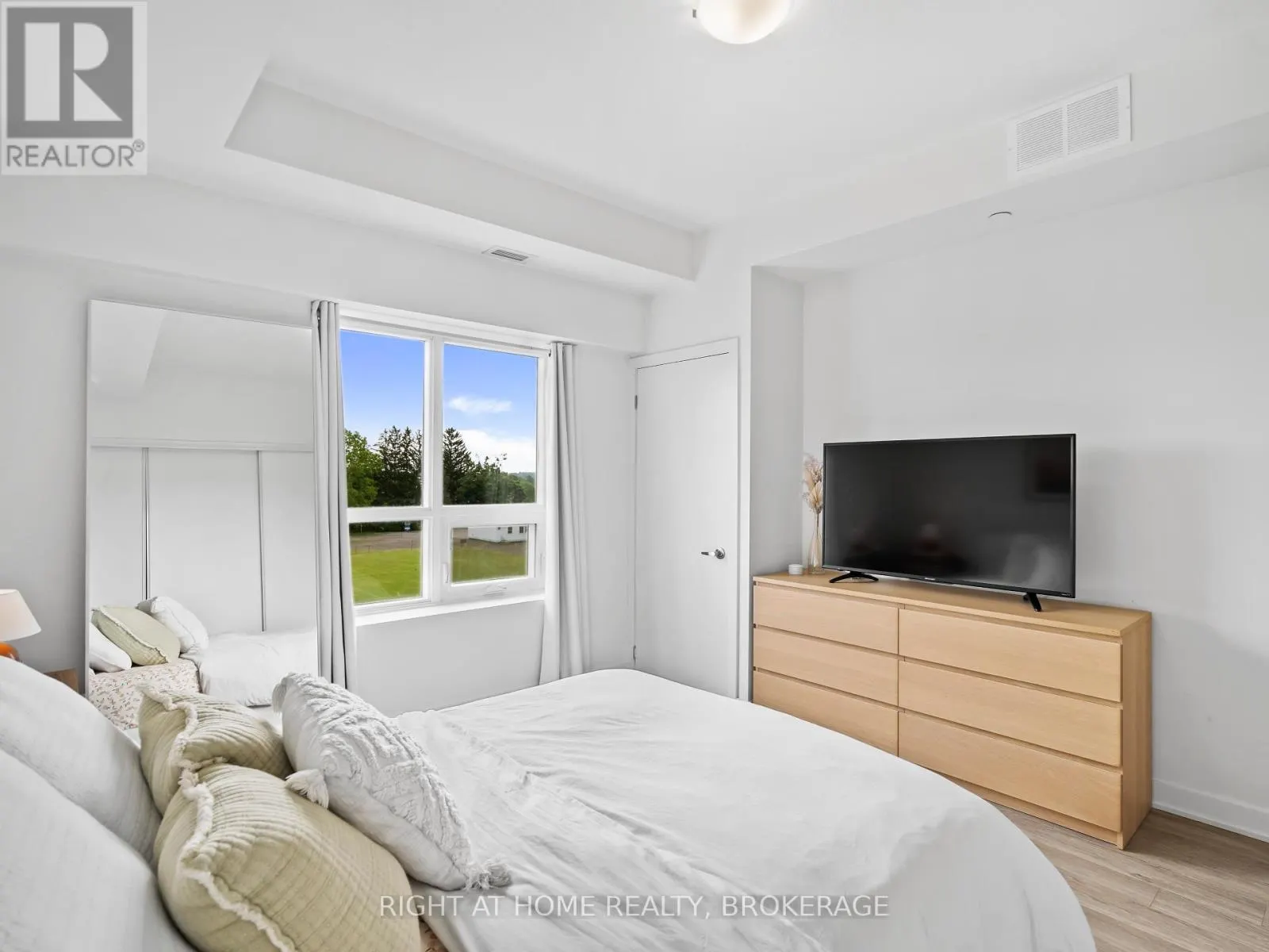 503 - 16 MARKLE CRESCENT