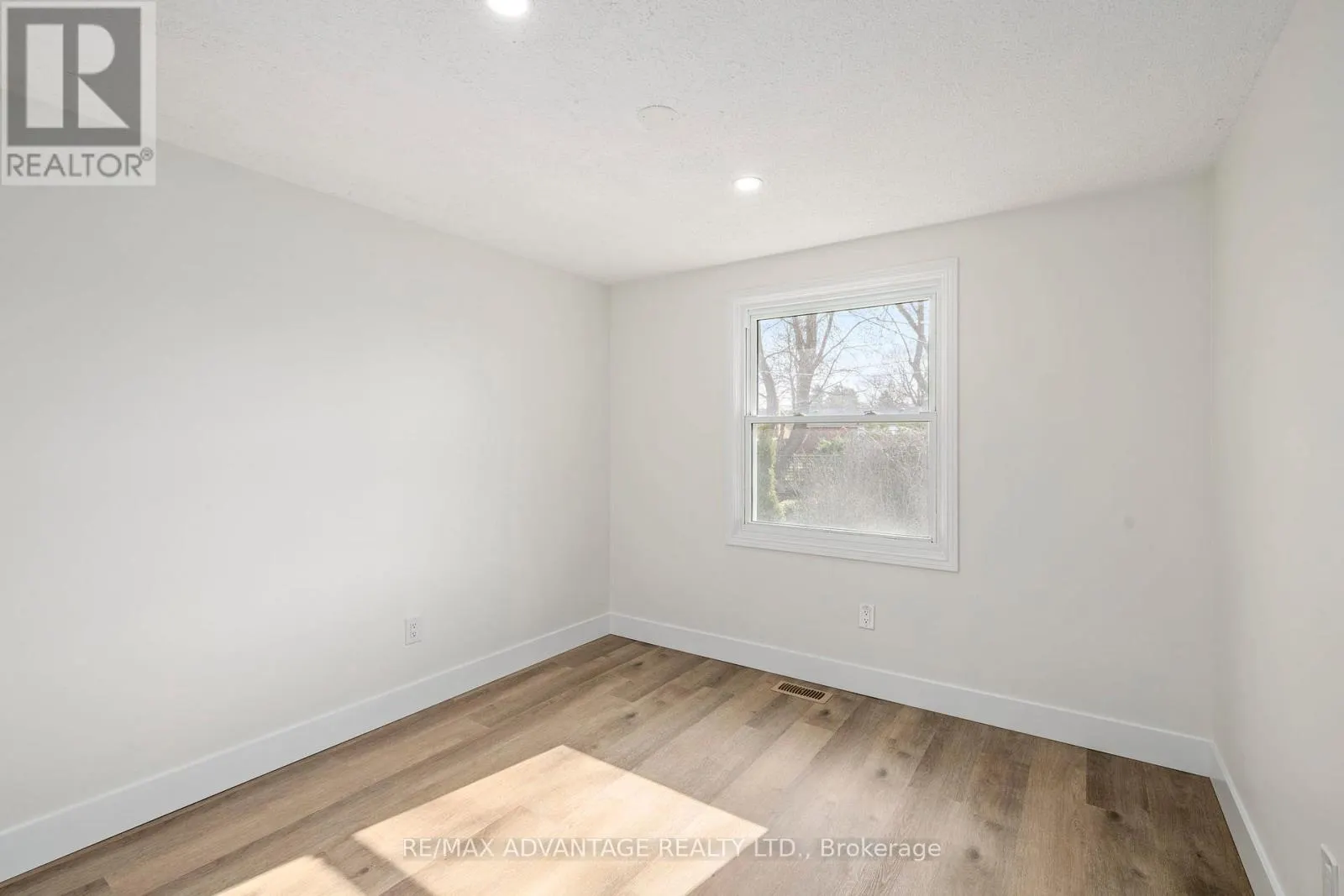26 LUTON CRESCENT