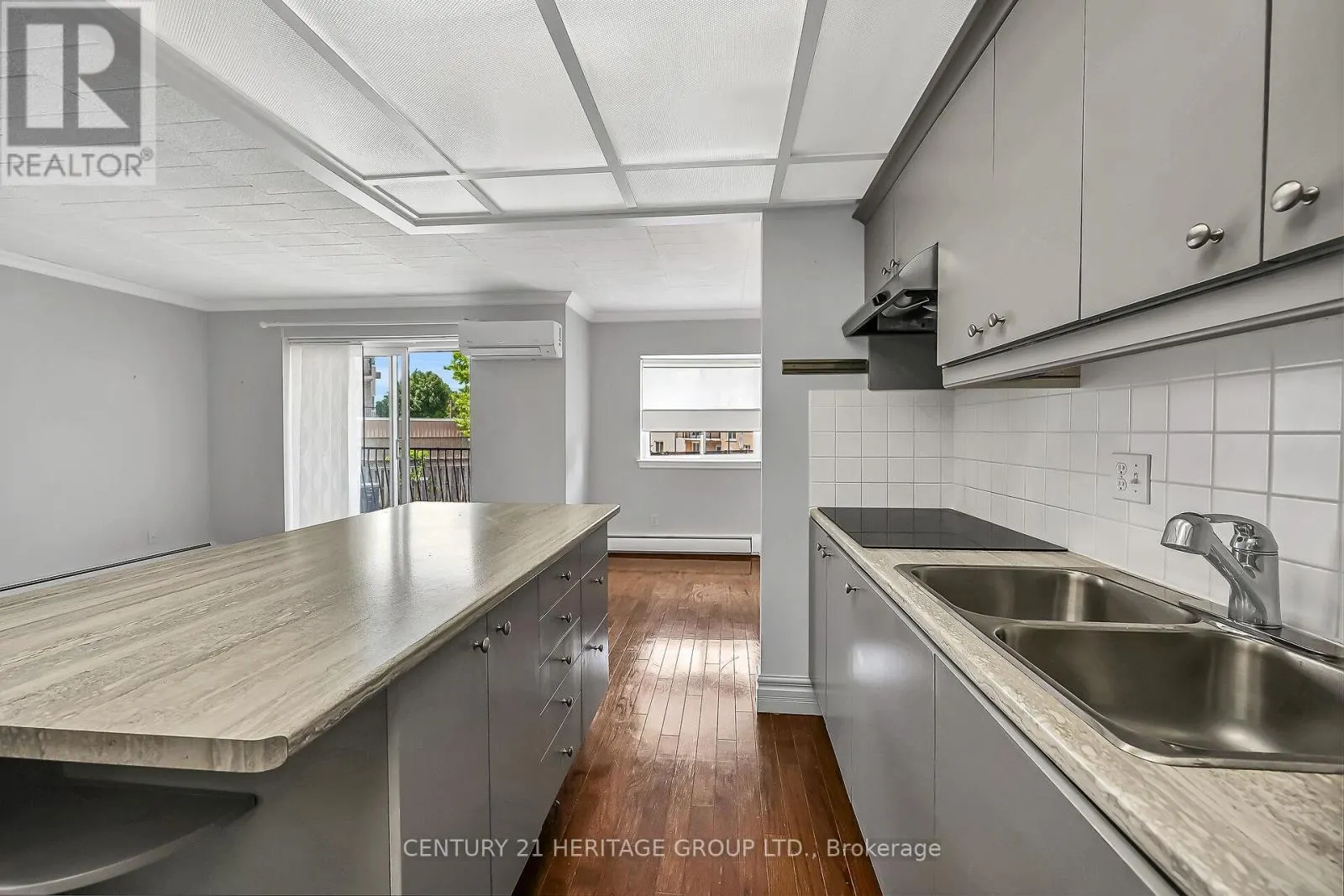 #207 - 20 JOHN STREET