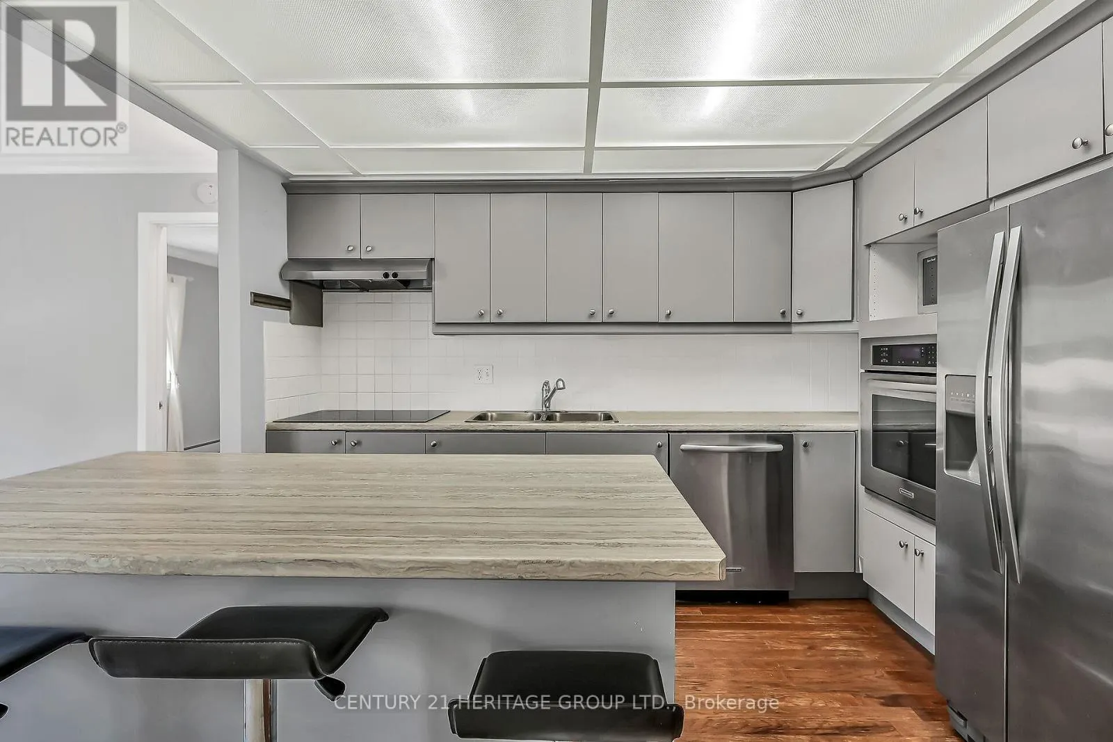 #207 - 20 JOHN STREET