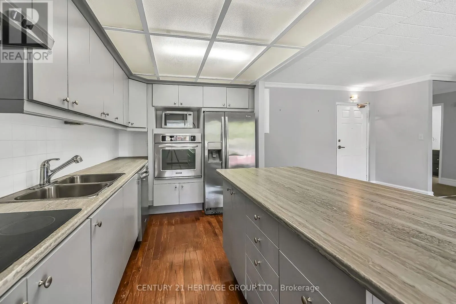 #207 - 20 JOHN STREET