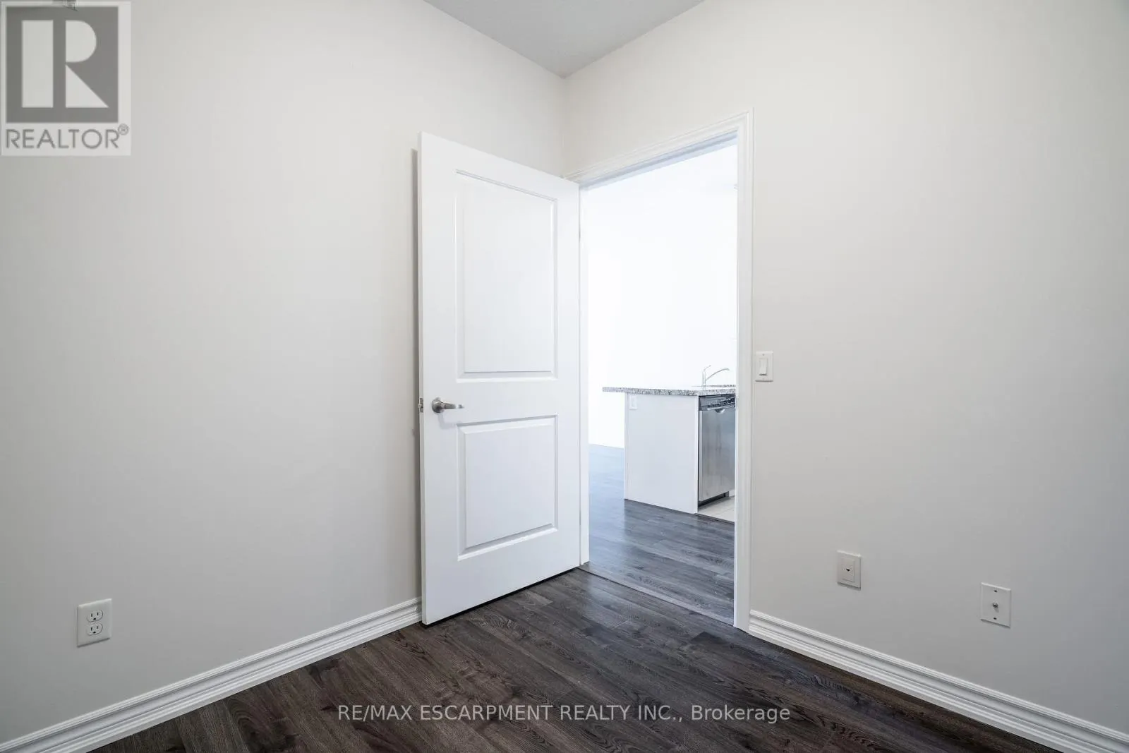 204 - 95 WILSON STREET W