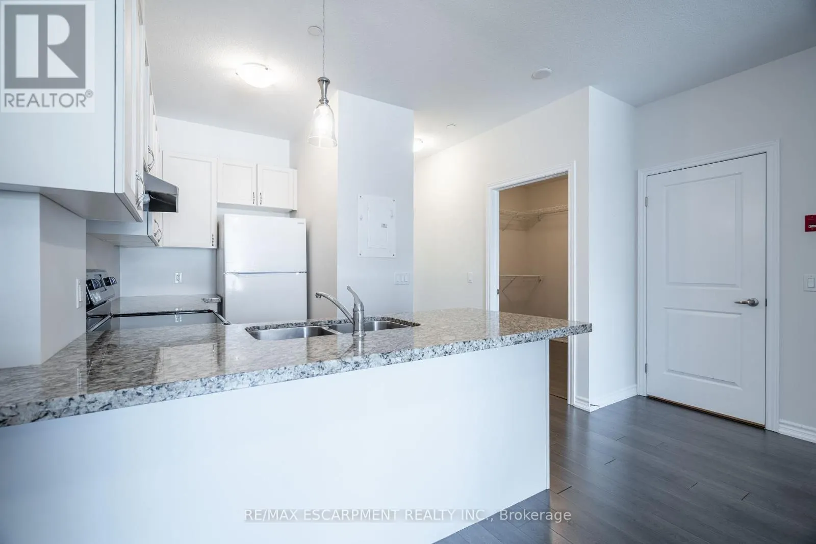 204 - 95 WILSON STREET W