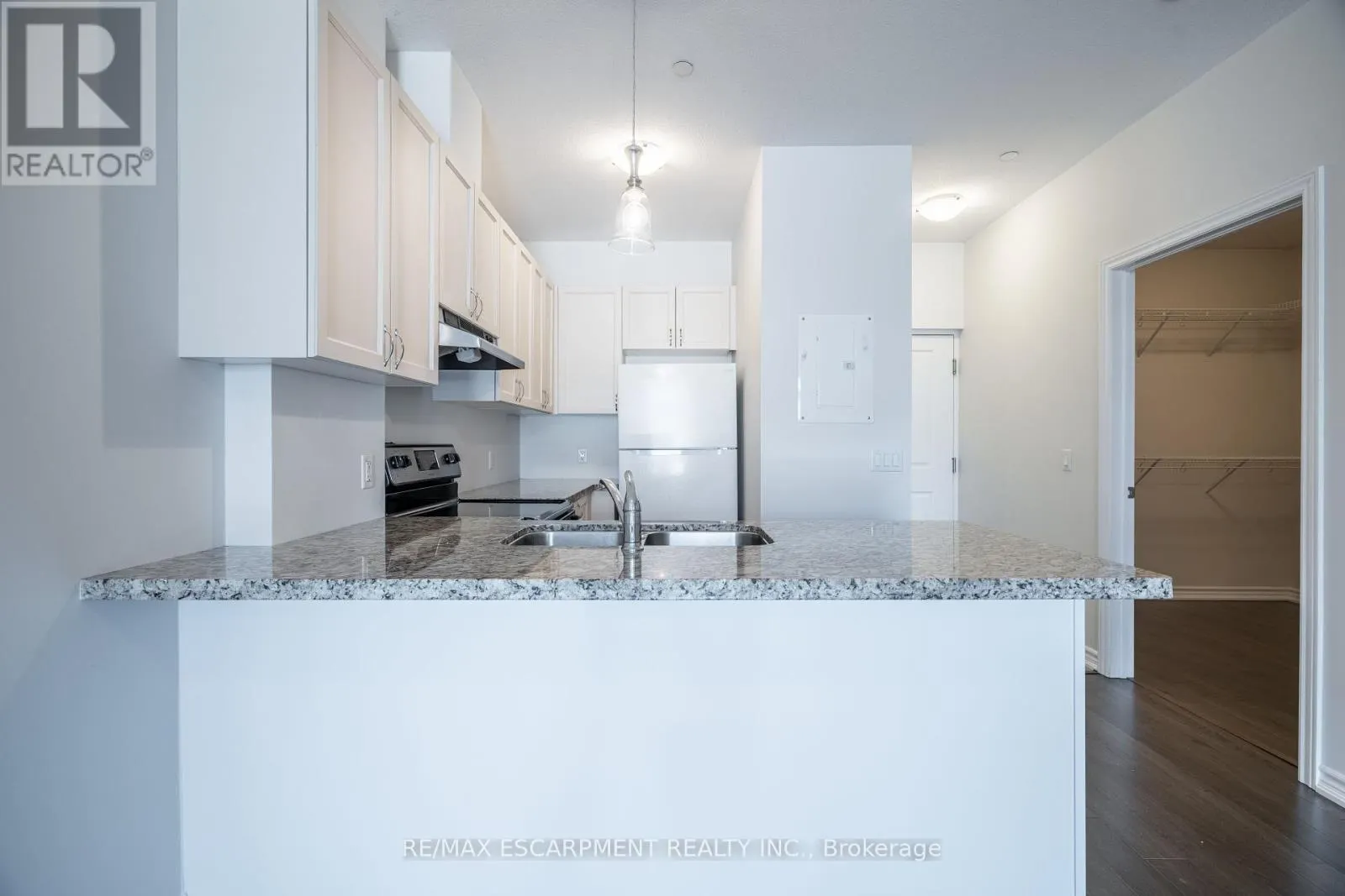 204 - 95 WILSON STREET W