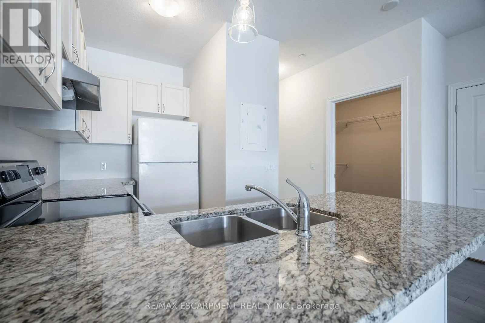 204 - 95 WILSON STREET W