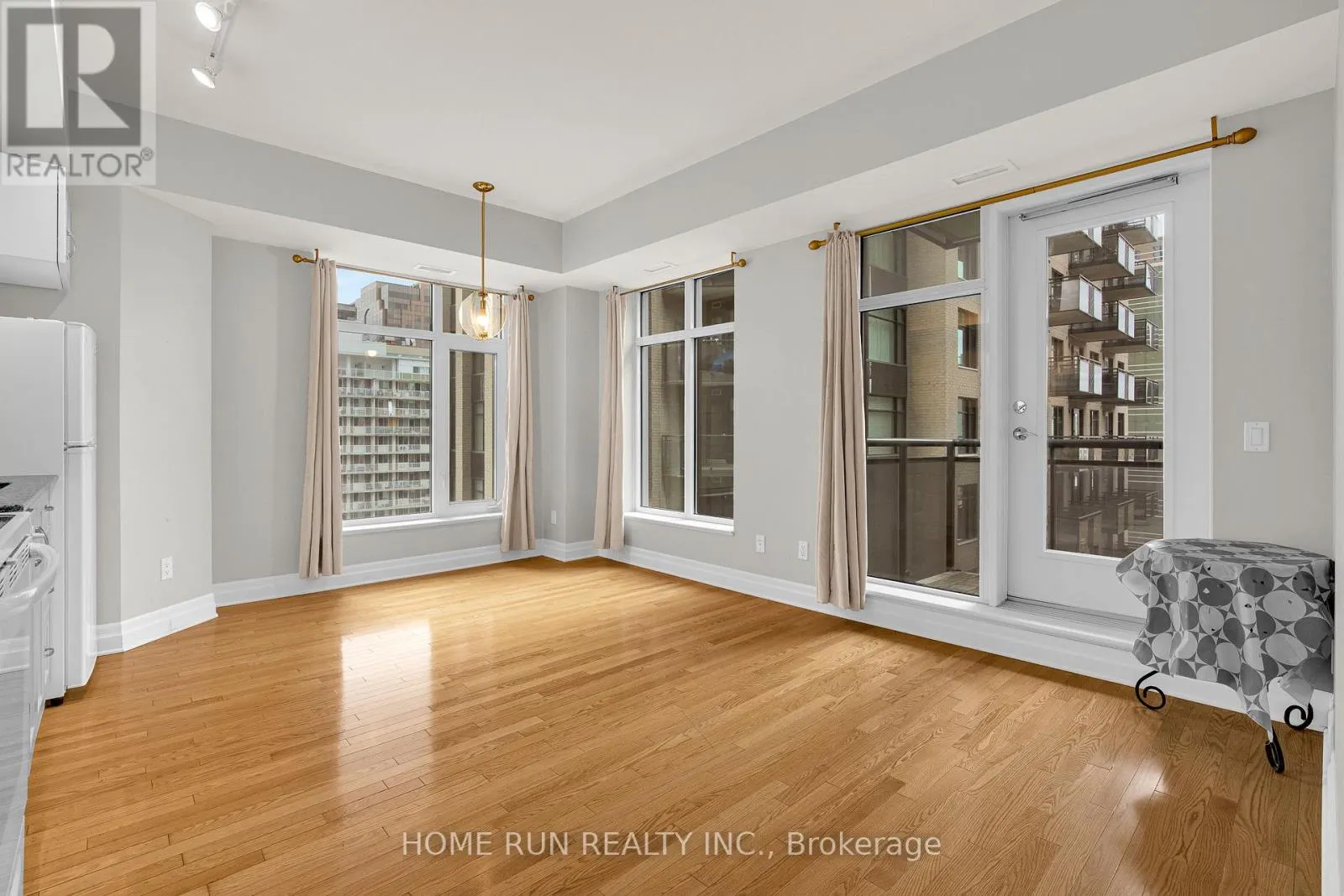 708 - 245 KENT STREET