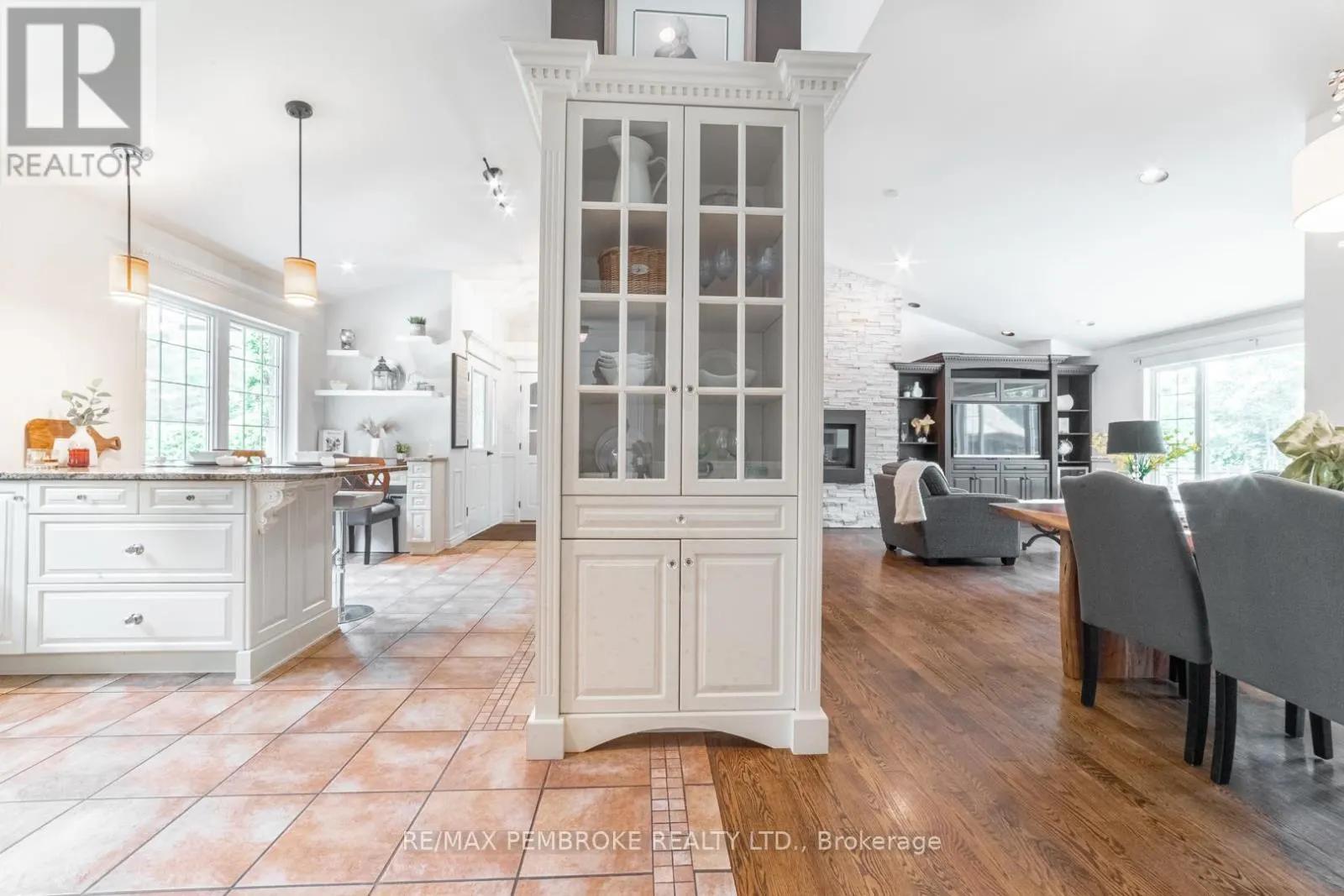 559 BLACK BAY ROAD