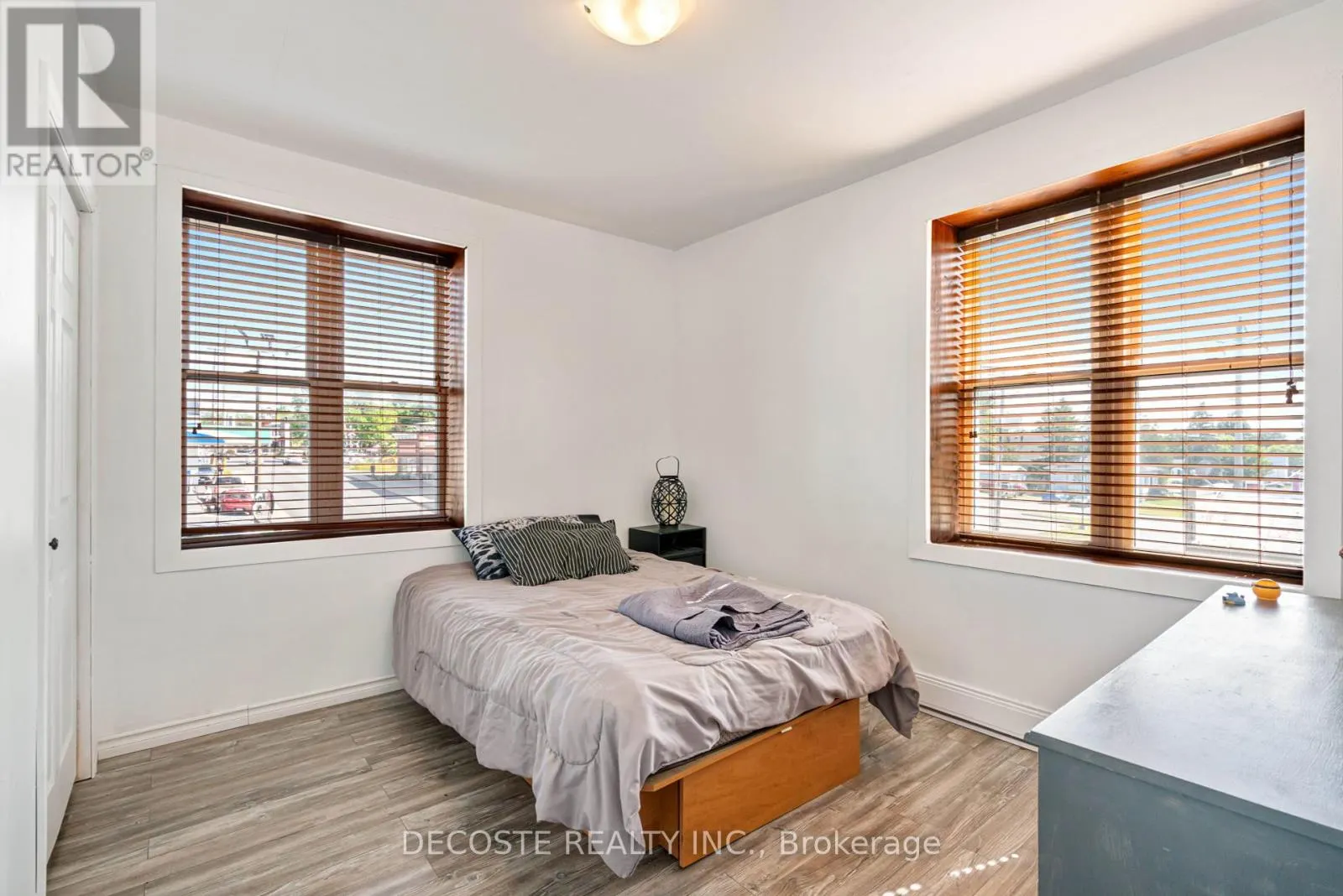 1 MECHANIC STREET E