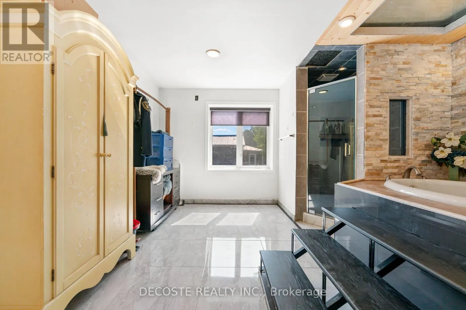 1 MECHANIC STREET E