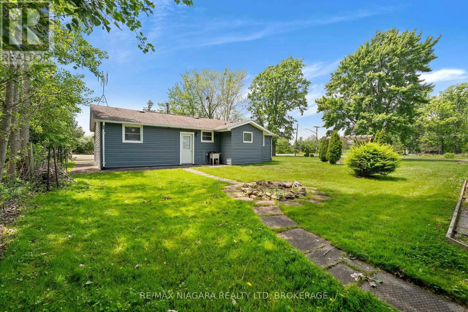 527 PINECREST ROAD