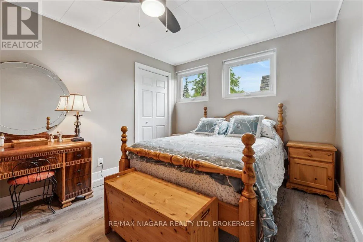 56 OAKRIDGE CRESCENT