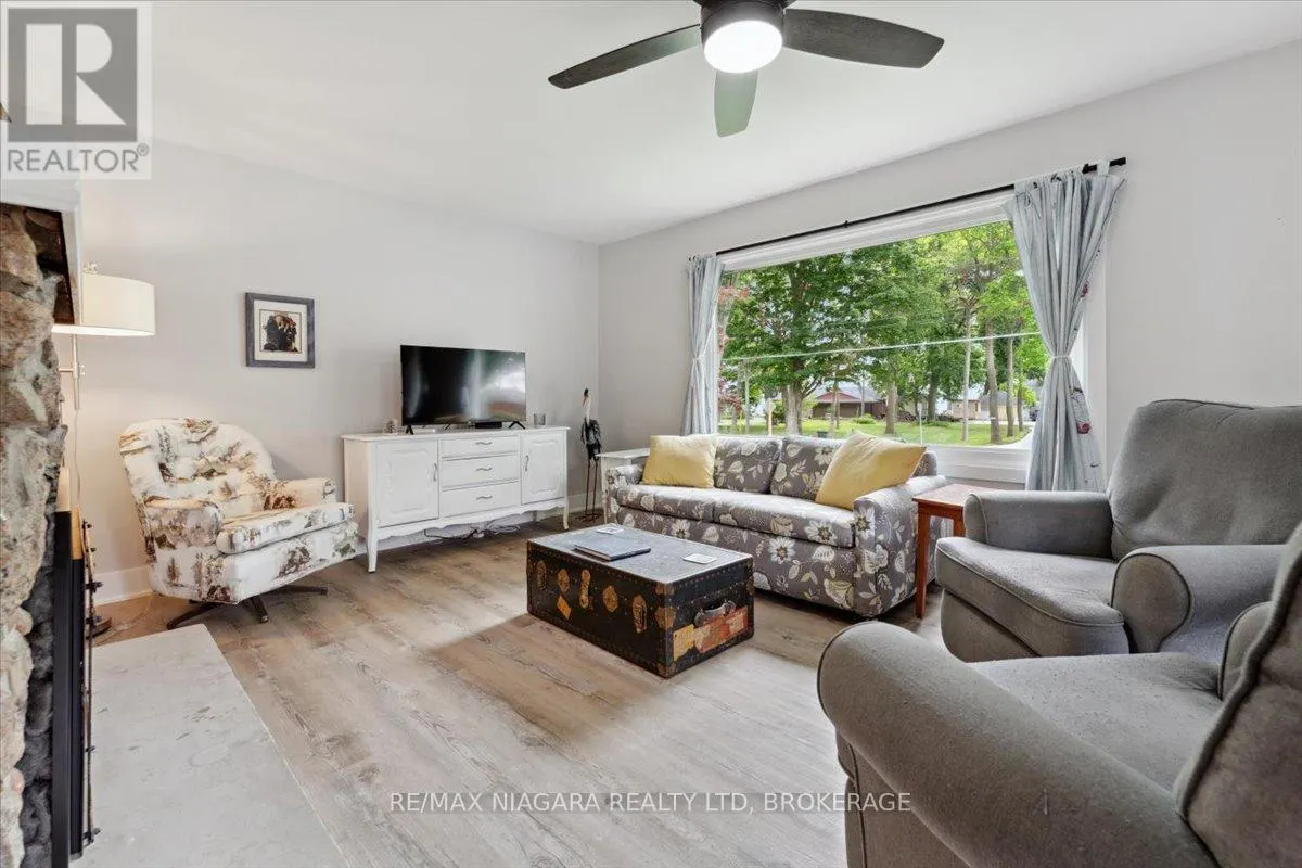 56 OAKRIDGE CRESCENT
