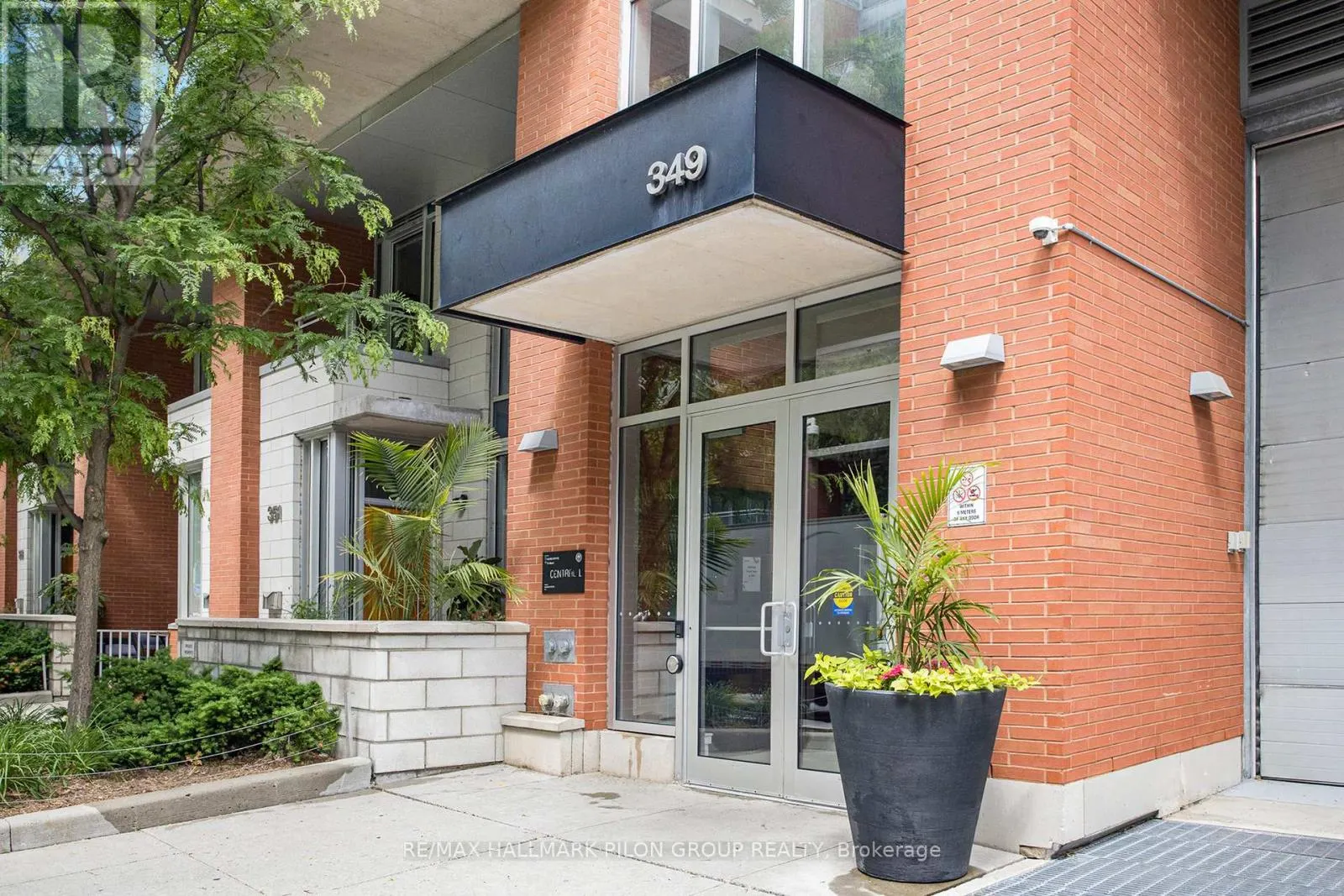 527 - 349 MCLEOD STREET