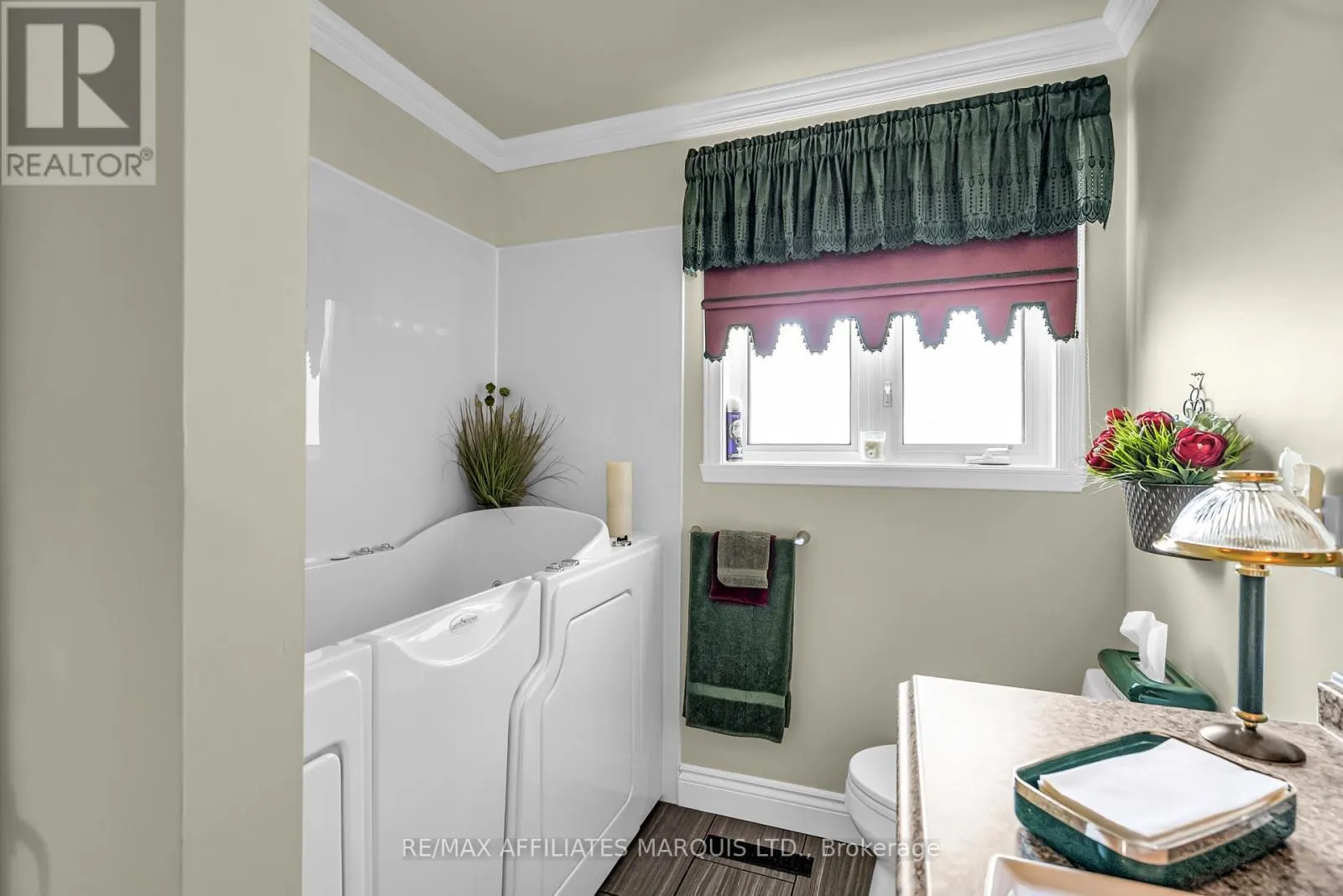 1413 QUEEN STREET