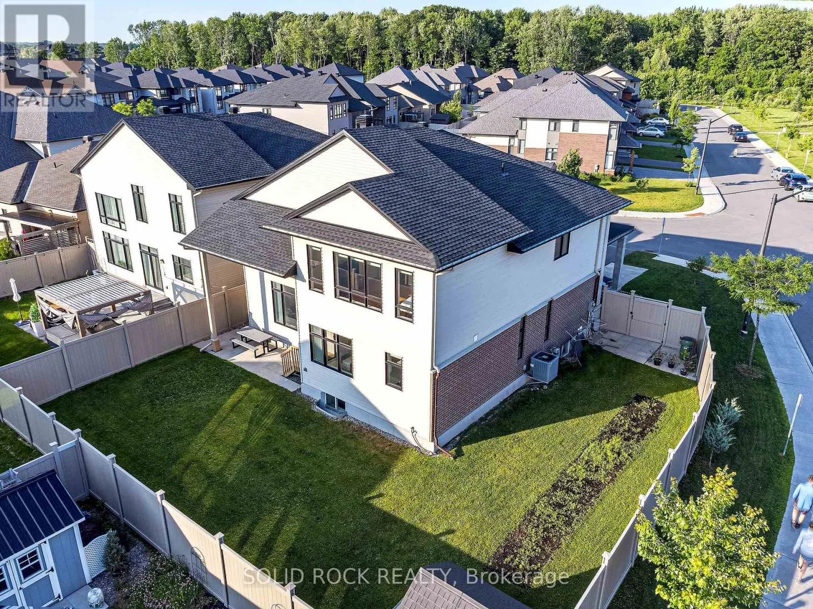 326 MEMORIAL GROVE