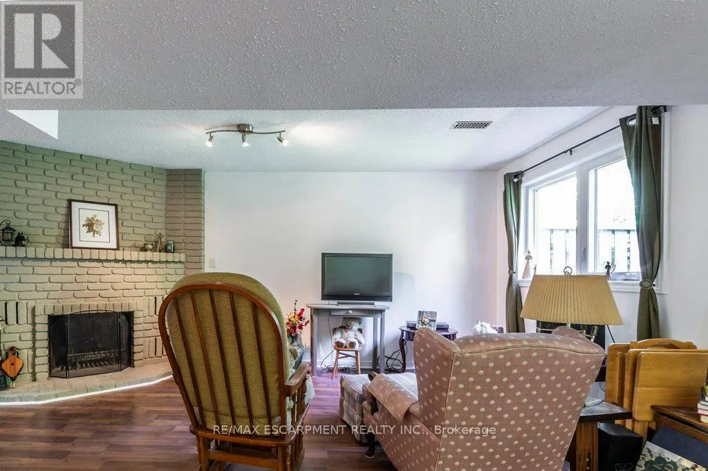 14 - 109 WILSON STREET W